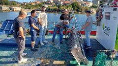 La visita incluy� examinar los arados a bordo del barco.