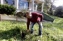 �scar Rey, presidente de una de las comunidades, entierra una estaca de un metro en el orificio. 