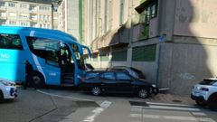 Un autob�s interurbano choc� contra dos coches aparcados en el entorno de la estaci�n de Lugo.