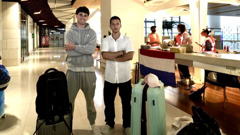 Los espa�oles Pol Rosales y Diego Jorquera, ayer en el aeropuerto de Mascate, en Om�n.