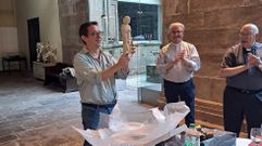 Sergio Garc�a muestra el obsequio que recibi� en su despedida, una figura del profeta Daniel, r�plica de la que forma parte del p�rtico de la Gloria. El madrile�o dese� �a los jesuitas que vengan ahora destinados que tengan la suerte de sentir la misma acogida que yo aqu��.