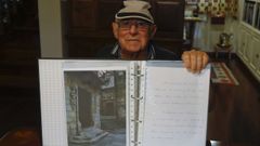 Antonio Roma ten�a el poemario en un archivador como el de la imagen