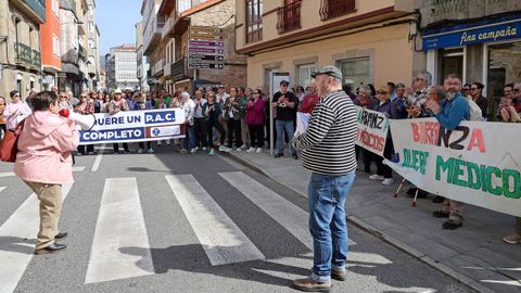 Tras entregar las 3.300 firmas para demandar que el PAC de A Pobra funcione en horario de tarde, hubo una concentraci�n delante de la casa consistorial 