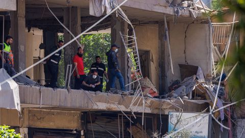 Agentes de polic�a y personal de emergencia trabajan este domingo en el lugar de un ataque israel� en los suburbios del sur de Beirut, L�bano.