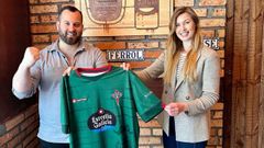 Iago Blanco y su novia Ewelina posan con la camiseta del Racing en la taberna Morria que el ferrolano regenta en Polonia.