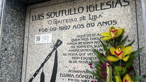 Tumba de Lu�s Soutullo, o gaiteiro de Lira