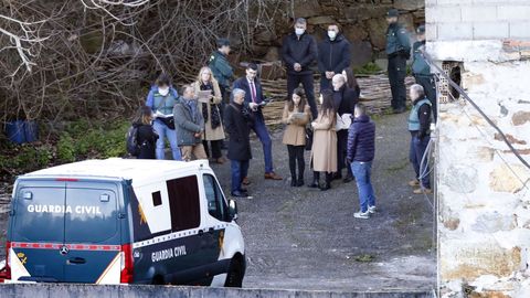 Los dos detenidos, con mascarilla, durante la reconstruccin del crimen en la fbrica La Cristina.