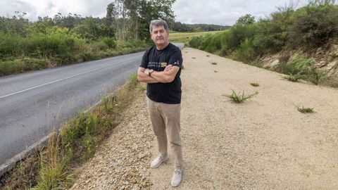 El alcalde de Dumbr�a, Ra�l Gonz�lez, en los restos de la obra parada, en una imagen tomada en verano