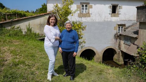Madre e hija posan delante de la casa levantada sobre el hist�rico molino que esta pareja de retornados de Bilbao restaur� hace casi medio siglo. 