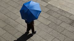Un hombre se protege del sol en Lugo durante el episodio de altas temperatura de finales de mayo