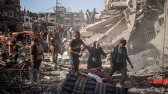 Palestinos inspeccionan un bombardeo en Ciudad de Gaza.