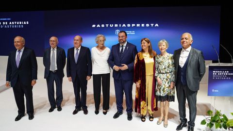 Foto de familia de los galardonados con los honores y las medallas de Asturias