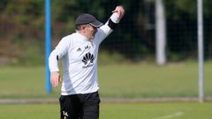 Anquela Requexon Real Oviedo.Anquela, durante un entrenamiento en El Requexon