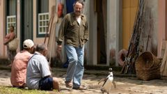El actor Jean Reno, acompa�ado de su amigo el ping�ino, en una escena del filme.