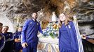 Borja Gastón y María Iglesias, junto a la Santina