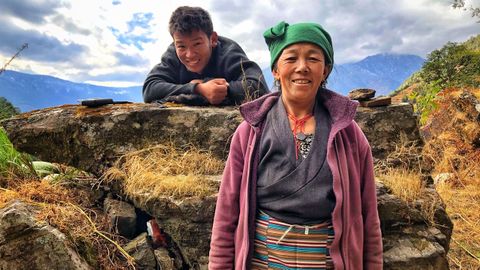 El sherpa Lakpa Nuru (en la imagen con su madre) escribi� el libro con la periodista barcelonesa Xiana Siccardi