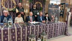 Jos� Tom� (en el centro) dio a conocer el programa de la feria en la plaza de abastos, donde se celebra un mercado previo a la Feira Medieval