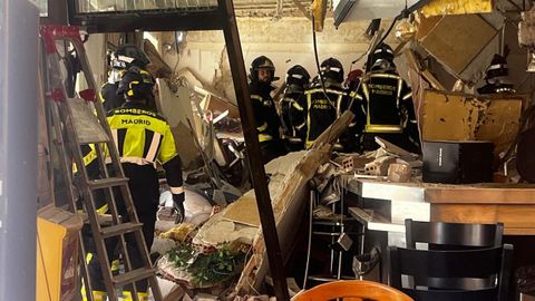 Vecinos graban los momentos posteriores a la explosi�n de un bar en Vallecas