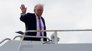 El presidente de EE.UU., Donald Trump, subiendo al Air Force One.