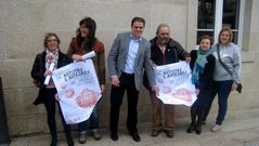 La exposici�n de artistas y artesanos se present� en el Concello ante una fuerte racha de viento