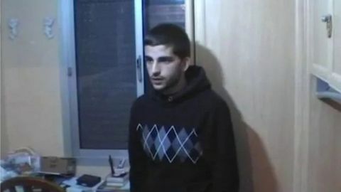 Carcaño, en un vídeo policial durante los registros domiciliarios realizados tras la desaparición de Marta del Castillo.