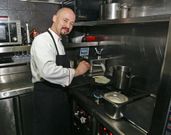 El estrella Michelin I�aki Bretal preparando una filloa en el Eirado da Le�a