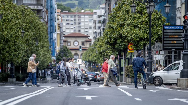 Varias personas cruzan por un paseo de peatones del centro de Oviedo