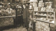 Manuel Lence, en el local de G�nova en los a�os 20