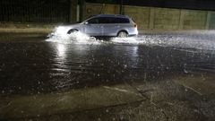 La lluvia inunda la calle Rosal�a de Castro en Vilagarc�a