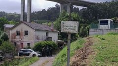 Agentes de la Guardia Civil, junto a la casa okupa de Fene. 