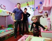 La peque�a Noem� que tiene 3 a�os, con sus padres. 