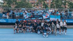 La expedici�n del Celta Fortuna en Can Drag�, junto con los aficionados que les acompa�aron.