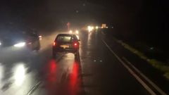 Un coche invade el carril contrario en la AC-418 entre Carballo y Cances