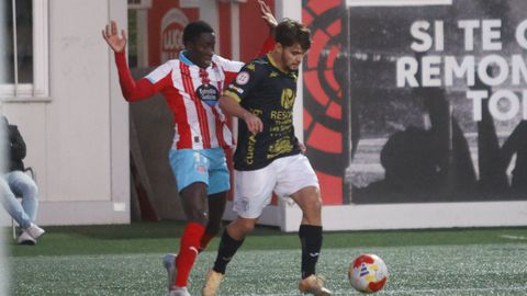Lansade controla la pelota ante la presión de Arao en el derbi lucense celebrado en A Cheda.