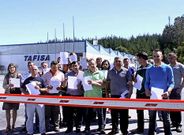 Los trabajadores de Tafisa posan, ayer, ante la fábrica de Tafisa con sus cartas de despido. 