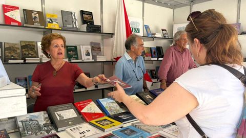 Gente comprando en la Feria del Libro de Vigo