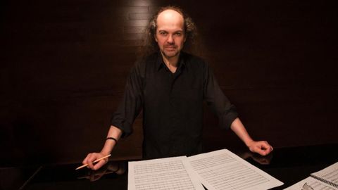 Un autor de renome internacional. O músico Octavio Vázquez (Santiago, de Compostela, 1972), un dos nomes máis internacionais da composición galega actual, retratado mentres traballa na escrita dunha partitura.