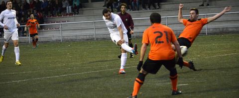 Basti, del Soneira, dispara a puerta para anotar el 1-0 en el derbi que se jug� el s�bado. 