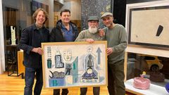 Pablo Pardo en la inauguraci�n del nuevo espacio de su galer�a AF, con su hermano el galerista Severo Pardo y con los pintores Villalobos (con una obra suya) y Elixio. 