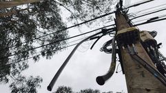 Cable de fibra cortado en Xoane, Carballo.