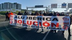 Los trabajadores de Alu Ib�rica cortan Alfonso Molina