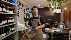 Javier Souto, due�o del Beizos en Ribeira, local que busca personal