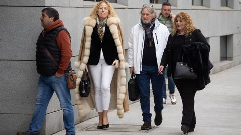 Mianco, este mircoles, llegando a la sede de la Audiencia Nacional junto a su hija mayor (a la derecha, de negro), y los tambin acusados Francisco Javier Prez Rivas (delante) y David Prez Lago (al fondo).