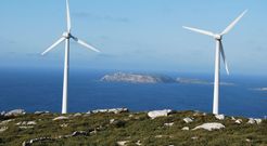 El parque e�lico de Malpica est� a escasa distancia de las Sisargas. 