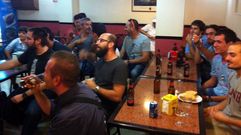 Miembros de Blau Cel, siguiendo un partido en su sede, el Anduri�a, de due�os gallegos.