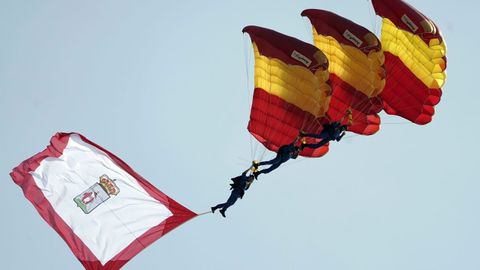 Miles de personas han seguido desde la playa de San Lorenzo y sus aledaños las exhibiciones y acrobacias de los aviones, helicópteros y paracaidistas que han participado en el XIX Festival Aéreo de Gijón, un evento que se ha iniciado al mediodía con unas condiciones meteorológicas idóneas, con cielo despejado, sol y poco viento.