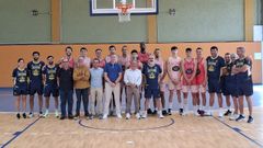 El equipo del Club Ourense Baloncesto (COB) posa  junto al presidente de la Diputacin de Ourense y alcalde de O Pereiro de Aguiar 