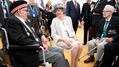 May charla con veteranos en  durante una ceremonia en el cementerio de la Commonwealth con motivo del 75� aniversario del desembarco de Normand�a