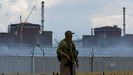 Un soldado ruso hace guardia ante la central nuclear de Zaporiyia