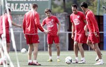 Los jugadores del Lugo, ejercit�ndose alrededor del bal�n en un entrenamiento en el campo sint�tico de A Cheda.